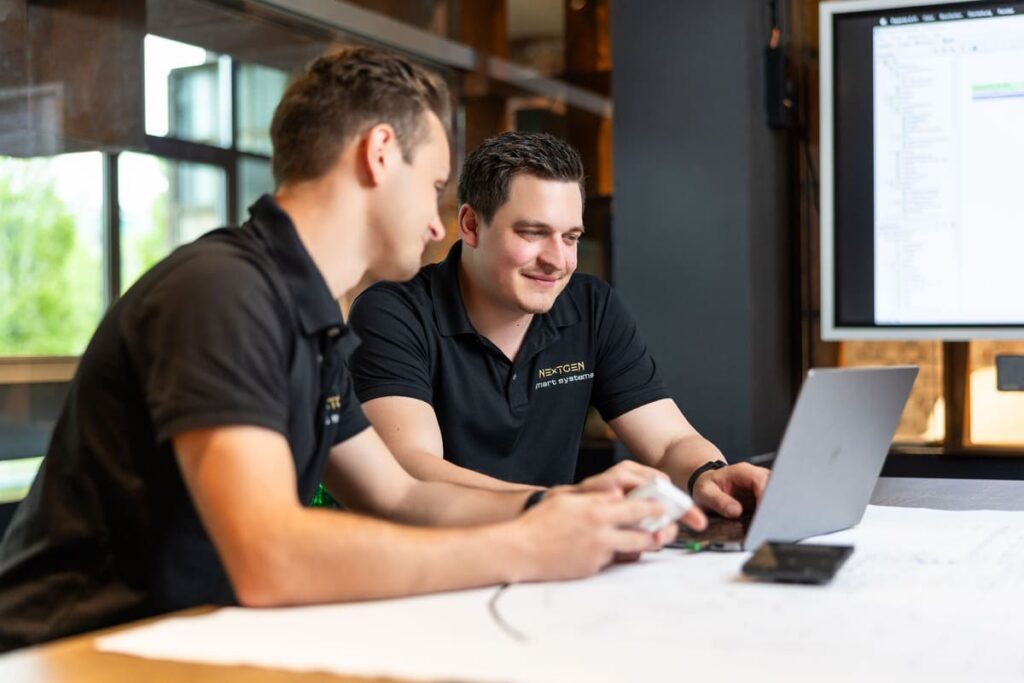 Antonio Schaupper und Christoph Hartl in Besprechungsraum mit Notebook