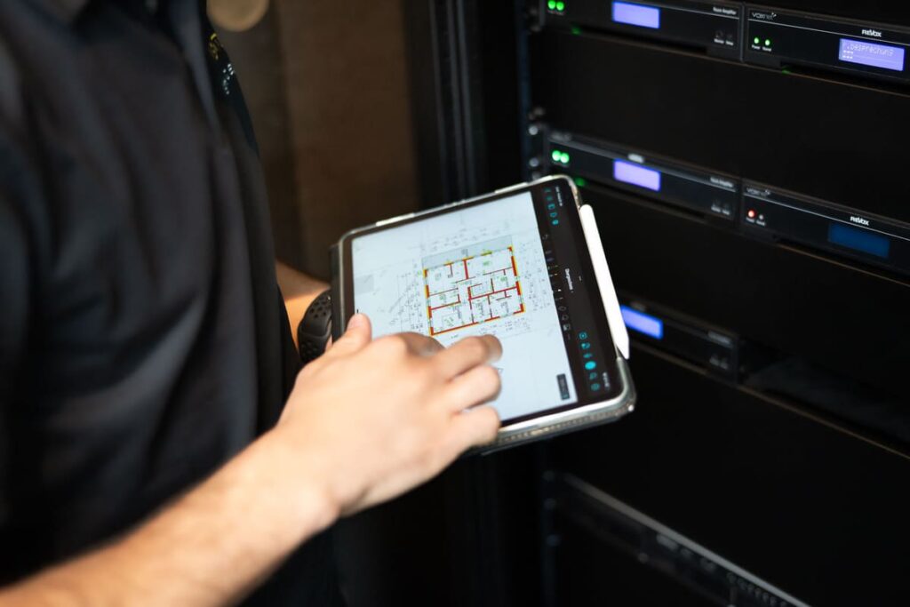 Mann mit Plandarstellung auf Tablet